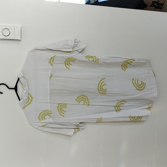 Large short sleeves shirt from TCSS.  Yellow patterns .  Very soft. Wood buttons - Picture 2 of 4